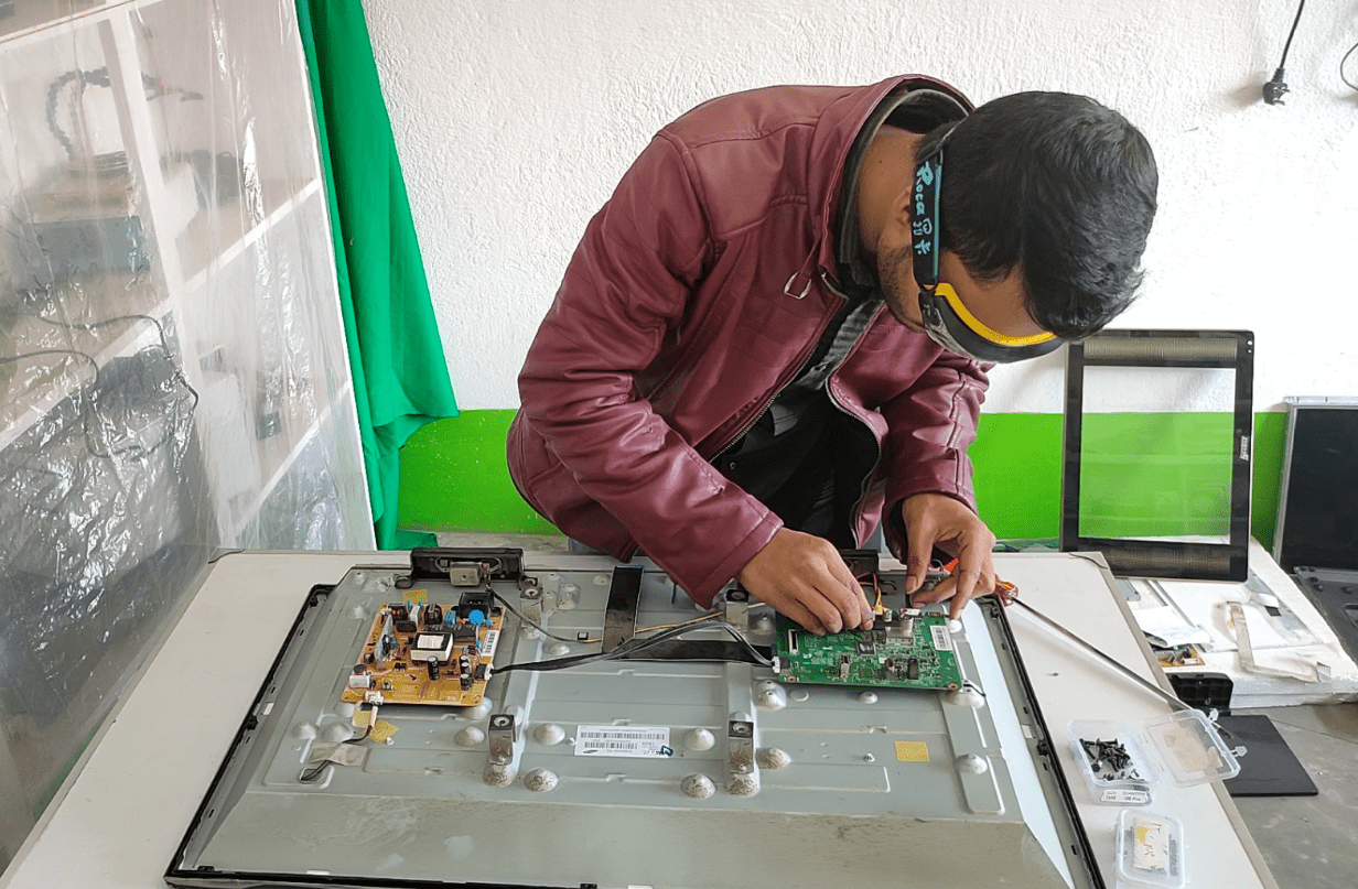 fast-fix-technician-repair-tv-led